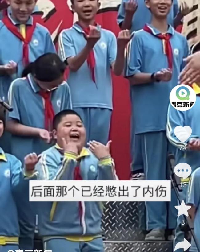 六一小学生合唱C位男孩沉浸式表演走红 自信又可爱的样子引爆全场