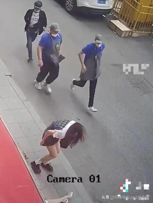 广告牌被大风吹落砸倒3人,路人飞奔营救