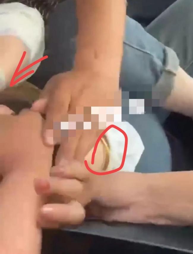 男子开车带小三被妻子当街抓包，路人帮腔责怪男子