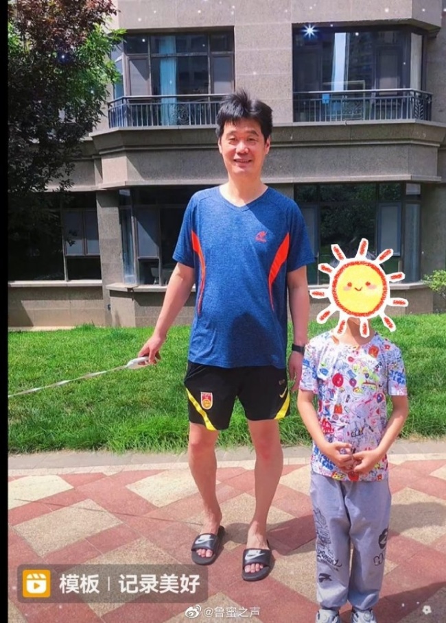 球迷偶遇李霄鹏 仍然穿着国家队的短裤，状态不错