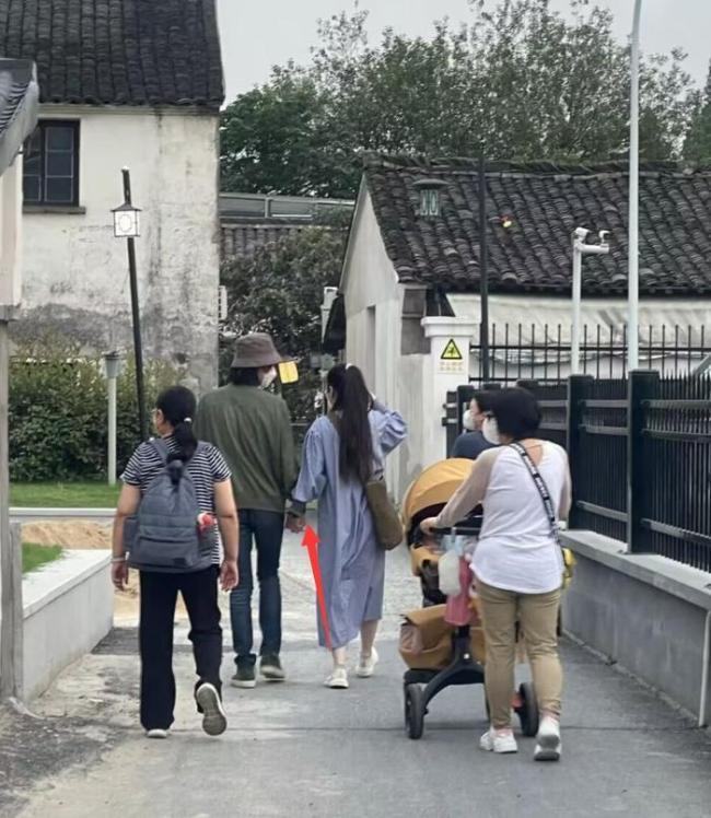 向佐郭碧婷逛街被偶遇三个保姆护航 两人穿搭遭网友吐槽
