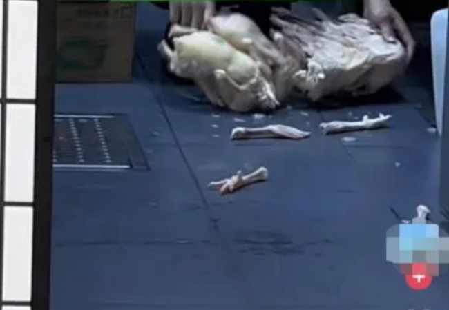 员工把冷冻鸡放地板解冻：好家伙，直接用脚踩！