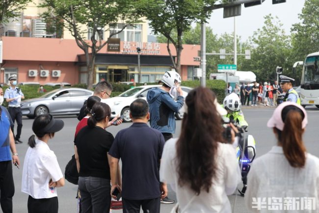 考生赶考路上遇堵车 交警铁骑火速护送