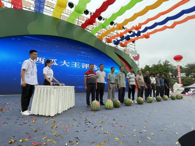 自贡第十一届西瓜节开幕 游客3000元买下28.24斤“瓜王”