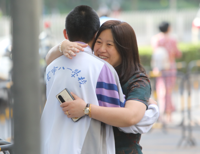 感受高考气氛！考生摘下口罩露出笑脸 充满自信轻装上阵