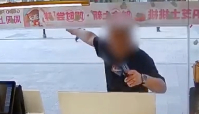 男子因店员未搭话侮辱人