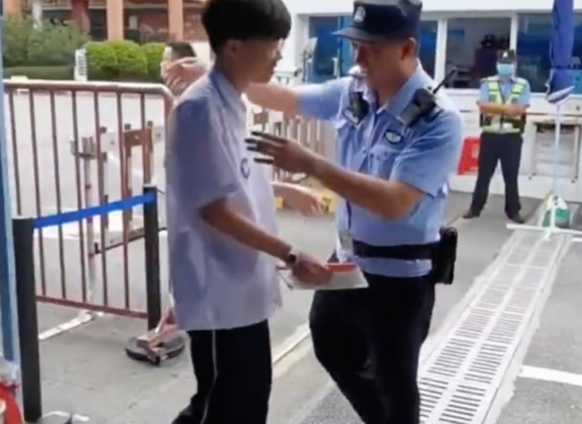 考生遇到执勤中的父亲