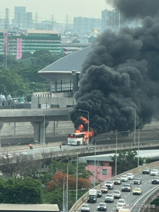 突发！曼谷一旅游巴士行驶中起火 现场浓烟四起未有人员伤亡