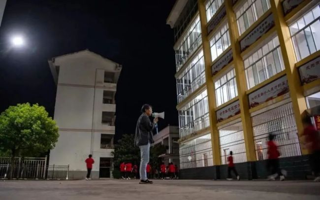 张桂梅为考生们驱赶蚊虫 她13年送考 13年告别 也叮嘱了13年