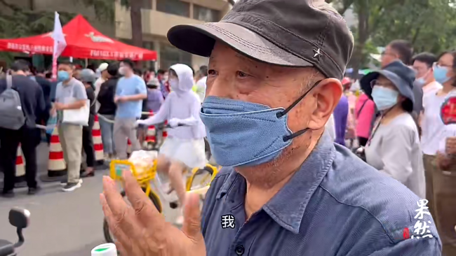 爷爷瞒着孙子偷偷陪考