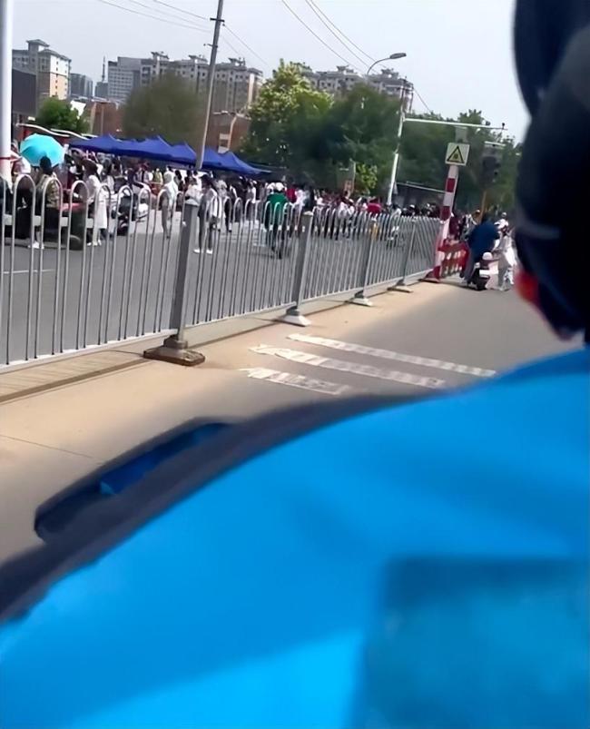 高考生睡过头被外卖小哥送到考场，考生回应：很感动，半小时的路程，十几分钟就到了