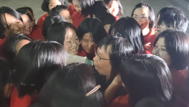 女孩们冲出抱住张桂梅 即将分别的泪水再也忍不住了
