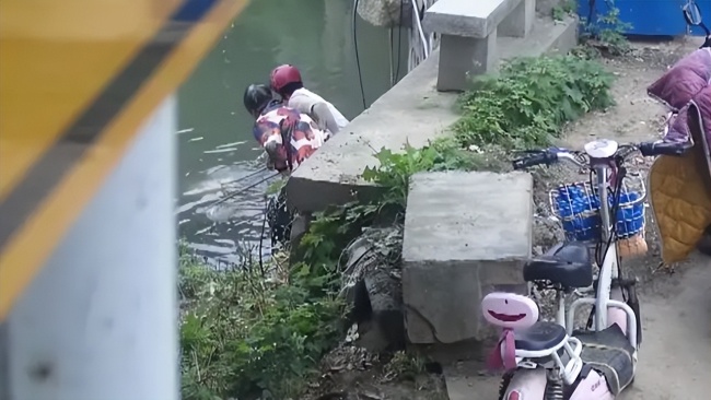 6旬阿婆接力救落水男孩：一人岸上拉竿一人下河施救