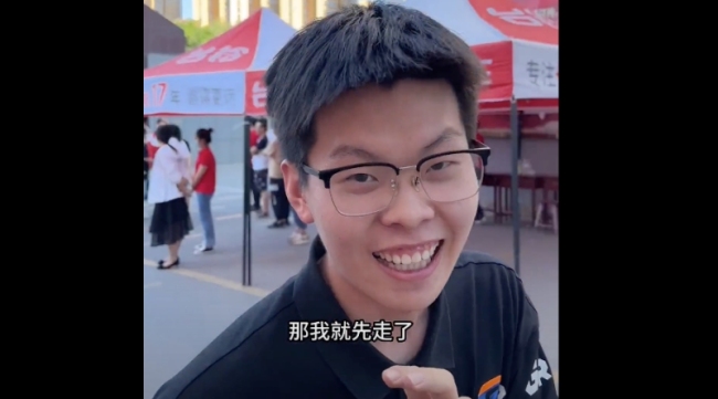 考生冲出考场急着买手机