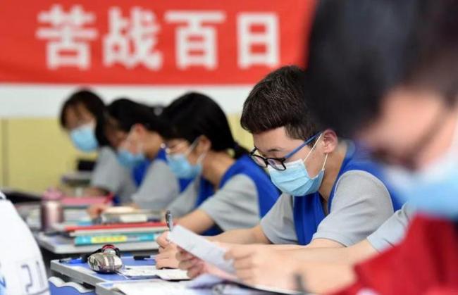 考生4科目均首个出考场 他已经迈着自信的步伐！