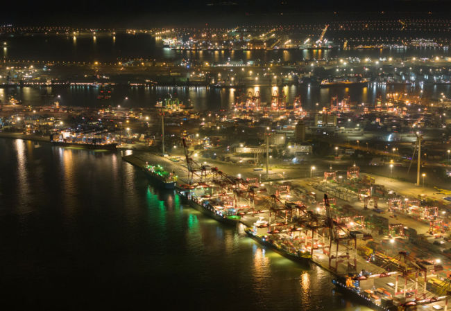 夜色中，一座港口向世界展现新活力