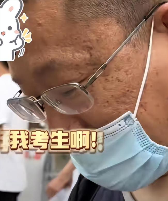 赤峰50岁大叔高考结束 原本以为是考生的家长原来他们真的是考生