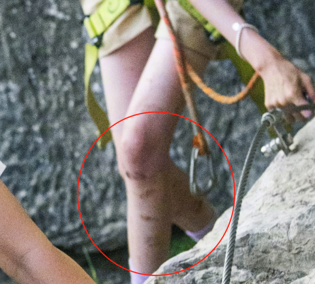 泛亚电竞陆毅鲍蕾带女儿攀岩不忘拍照：双腿上沾满泥 胆大不恐惧(图3)
