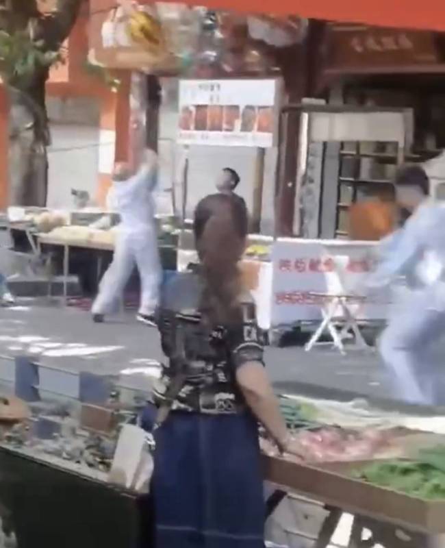 辟谣医院墙垮塌患者出逃 有剧组在他们街道上拍戏，并不是患者跑出来了
