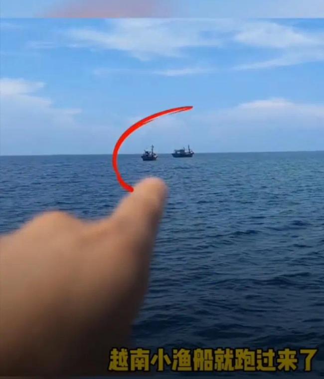 小伙发现外籍偷捕船只喊话警告人在塔在，海警一来越南小船立马溜走了