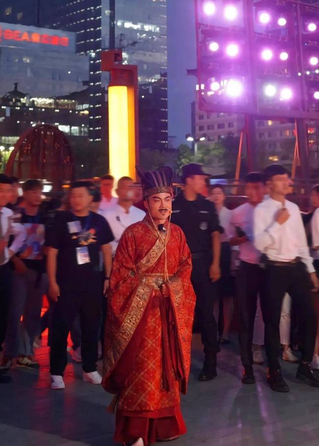 董宇辉西安行人气爆棚，有丈母娘从国外回来支持