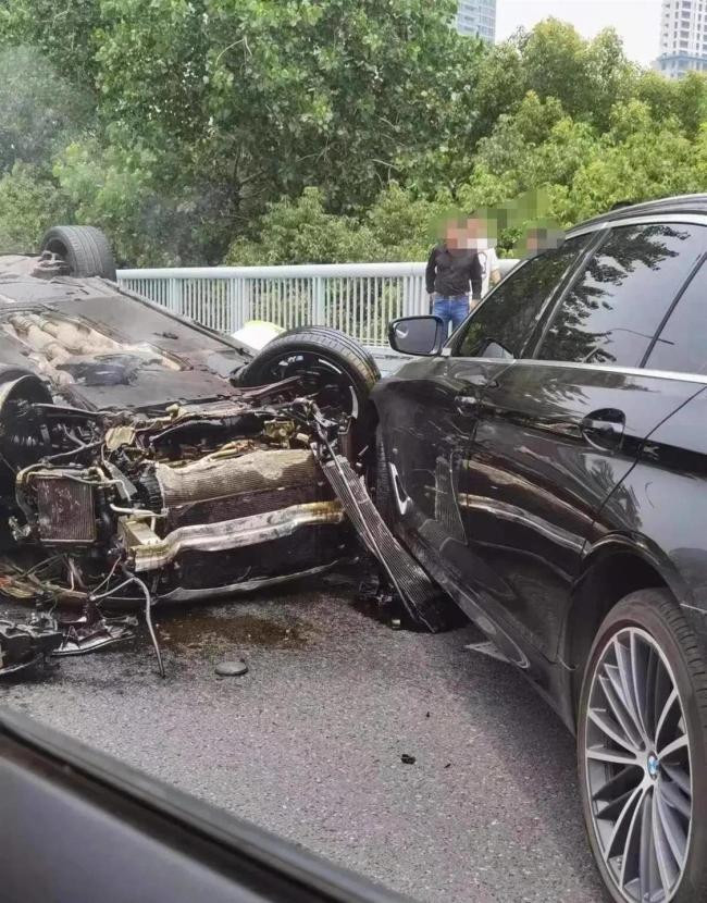 武汉长江二桥发生交通事故 一辆小车发生翻车 