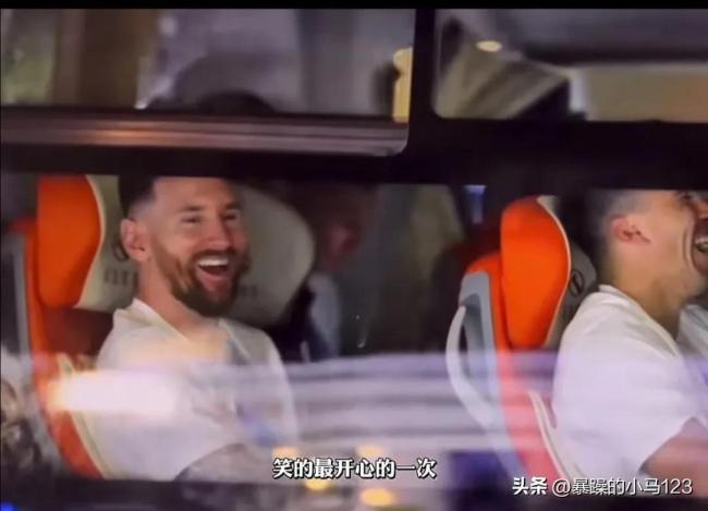 疯狂整活！球迷高举梅西儿子照片：爸爸 看看我吧！ 梅西看到后大笑