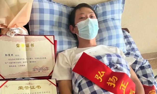 小哥跳桥救人感动全网：救人骑手曾溺水被人救起