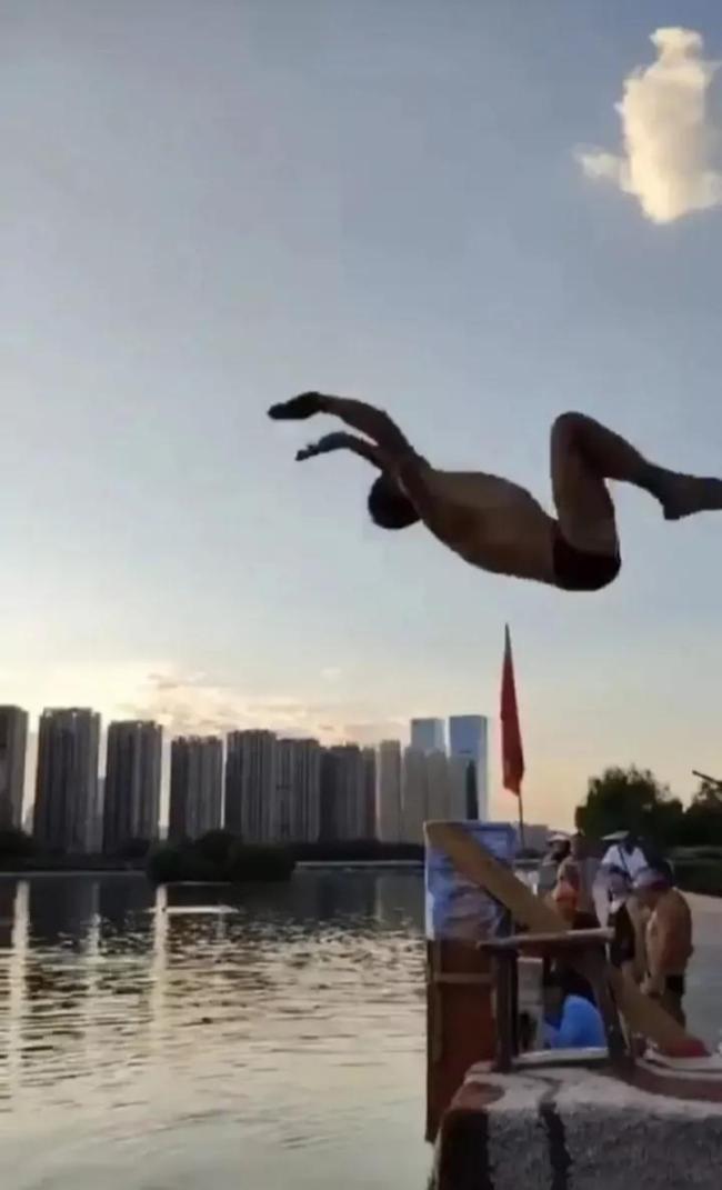 看着都疼！男子跳水失误头撞石墩 现场女子吓得大声尖叫