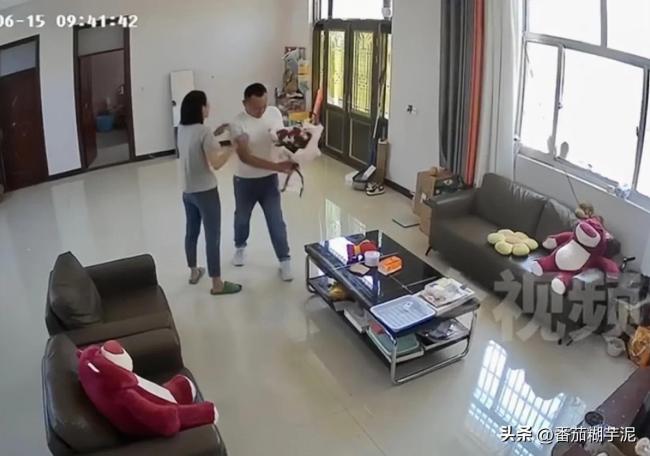 前夫求复合女子情绪激动委屈大哭