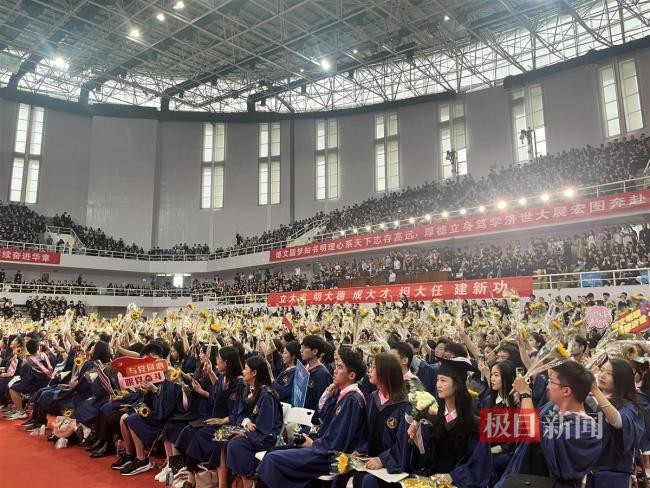 女生毕业当天给母校捐款10万，其中4.9万元是她的奖学金
