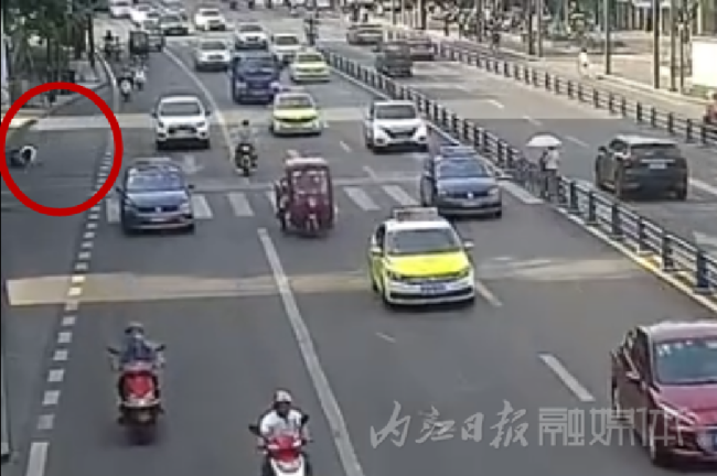 典型案例！男子骑车玩手机追尾前车