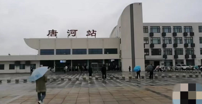 官方谈保安驱赶躲雨工人，河南唐河火车站回应争议