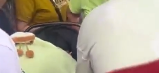 重庆一广场附近发现弃婴 据现场视频显示其中有几位市民还在帮忙整理婴儿的衣服