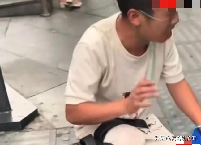 心酸！男子犯心脏病手拿氧气袋蹲路边 因没钱拒绝路人帮打120