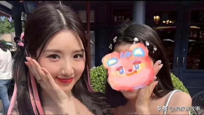 网友迪士尼游玩偶遇毛晓彤 双马尾造型少女感十足