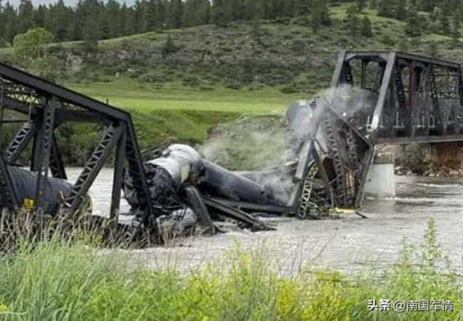 美国发生火车脱轨事故：石油燃料泄漏至河中
