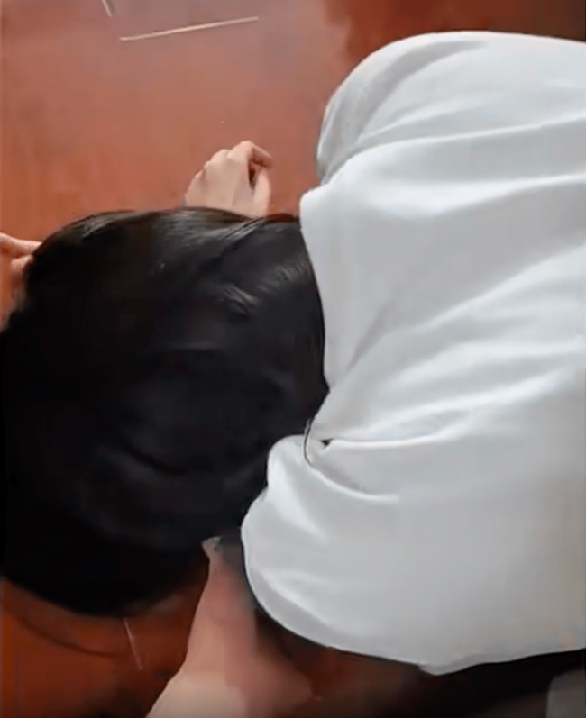 复读女生涨61分坐地嚎啕大哭：没有辜负自己的努力！