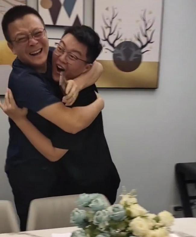 男生超常发挥查分后与父亲相拥,网友:那个是爹?