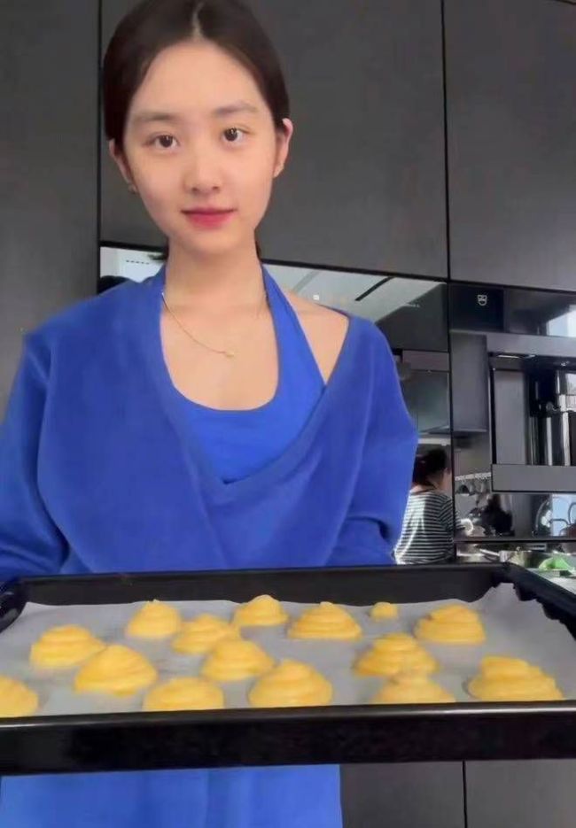 黄磊女儿黄多多晒班级舞会照惹争议 网友评价太过早熟