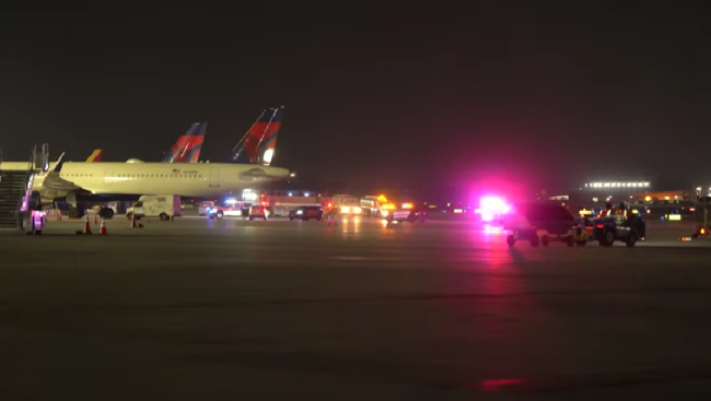 一名地勤人员被“吸入”飞机喷气式发动机后身亡，得克萨斯州电视台KENS 5视频报道截图