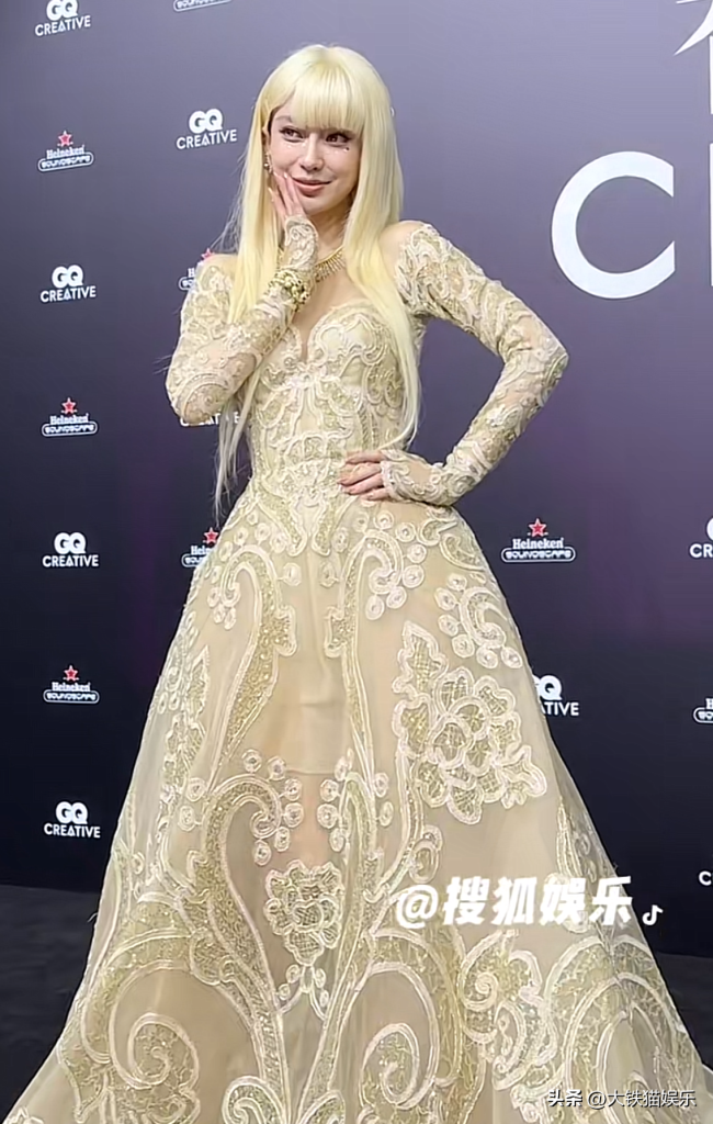 GQ红毯生图流出：各路女星争奇斗艳 周雨彤带玩具狗走红毯