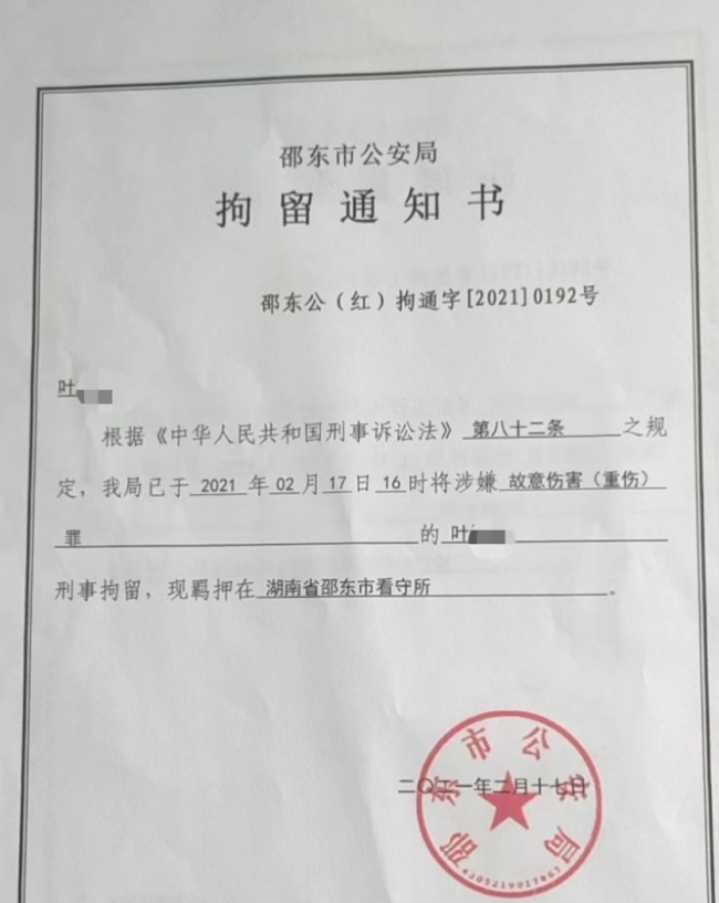 羁押时身亡少年父亲发声：他双手被铐怎么自杀？