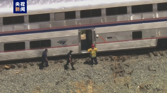 美加州一列车和卡车相撞 地消防局队长表示只有卡车司机严重受伤 其余已知伤者的伤势均属轻伤