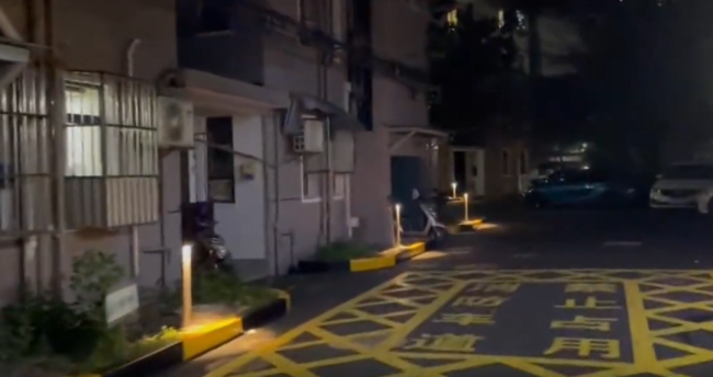 居民吐槽小区似墓地吓得不敢出门 路灯像墓碑瘆人