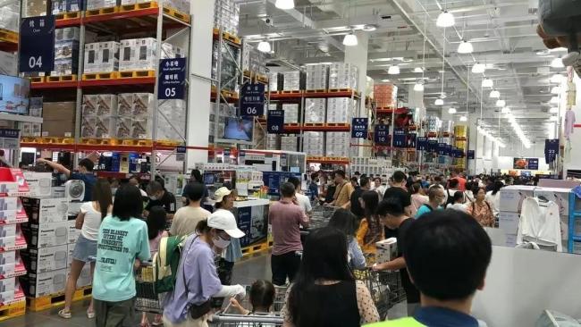 深圳最大山姆店排队抢购：一桶泡面炒到500元仍遭疯抢