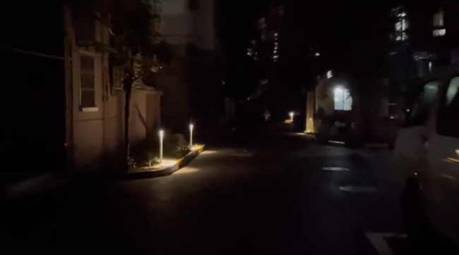 居民吐槽小区似墓地吓得不敢出门 路灯像墓碑瘆人
