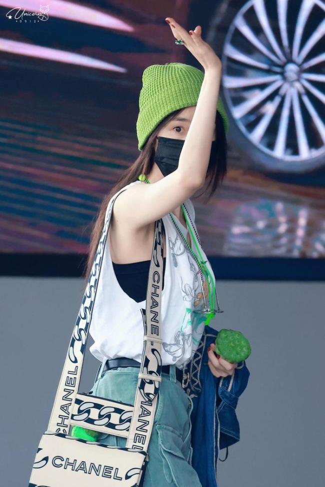 杨幂手拿莲蓬走机场 幂式穿搭真是从来不让人失望