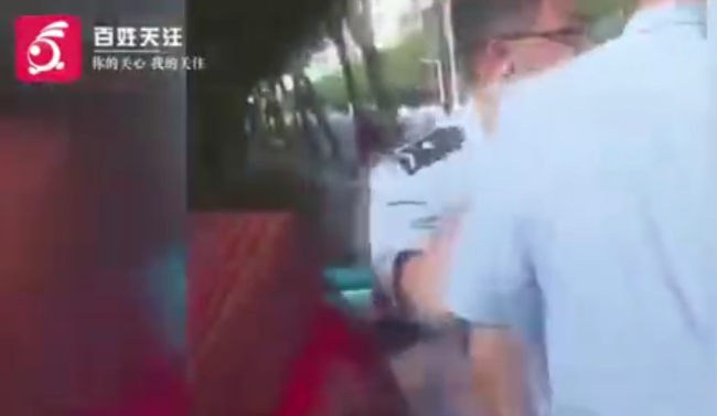福州一公厕内发现弃婴脐带都没剪，当地派出所回应