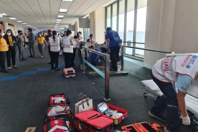 曼谷机场发生离奇事故 旅客一条腿被卷入自动人行道，走道系日本建造